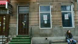 Na lokalach wzdłuż ulicy Narutowicza tego typu ogłoszenia to bardzo częsty widok