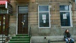 Na lokalach wzdłuż ulicy Narutowicza tego typu ogłoszenia to bardzo częsty widok