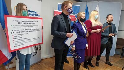 Rząd obniża podatki. Młodzieżówka PO zarzuca propagandę i ma swoje „tabliczki prawdy”