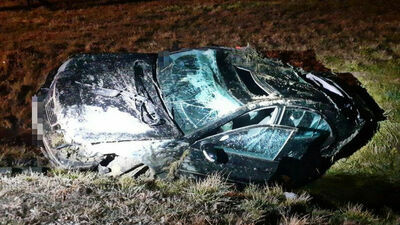 Jechał za szybko i wypadł z drogi na zakręcie. Auto z czterema mężczyznami dachowało