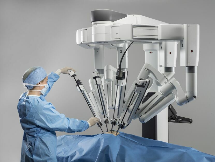 Robot składa się z dwóch części: konsoli chirurgicznej, odpowiadającej za sterowanie i robota właściwego z kilkoma ramionami