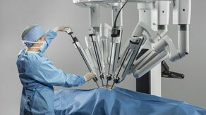 Robot składa się z dwóch części: konsoli chirurgicznej, odpowiadającej za sterowanie i robota właściwego z kilkoma ramionami