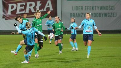 Marianna Litwiniec (z piłką) zdobyła w Łodzi jedyną bramkę

