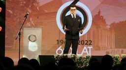 Galę 60-lecia ROK poprowadził prezenter telewizyjny Tomasz Kammel. Jak podała nam jego agentka, najniższa stawka za prowadzenie takiego wydarzenia to 15 tys. zł plus VAT