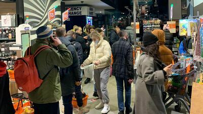 Sklep w Kijowie. Dużo ludzi robi zakupy, ale nie ma paniki – relacjonuje Artem Riasa