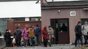 Kolejki po żywność coraz dłuższe. "Pani powiedziała, że nie jadła od trzech dni"