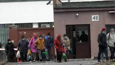 Kolejki po żywność coraz dłuższe. "Pani powiedziała, że nie jadła od trzech dni"