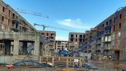 Dwie osoby zginęły przygniecione przez dźwig w Krakowie. Moment wypadku [wideo]