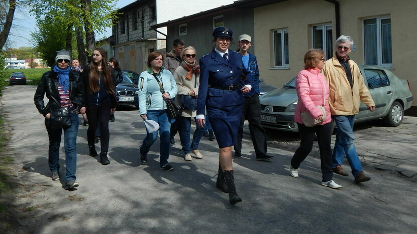 Joanna Szmit (w mundurze) podczas spaceru z turystami