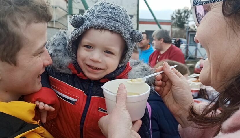 Ukraińska rodzina korzysta z pomocy przy przejściu granicznym w Dorohusku. Mogą tu dostać coś ciepłego do jedzenia. Dla dzieci są lizaki