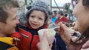 Ukraińska rodzina korzysta z pomocy przy przejściu granicznym w Dorohusku. Mogą tu dostać coś ciepłego do jedzenia. Dla dzieci są lizaki