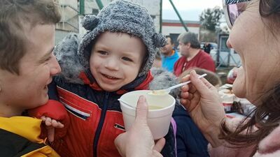 Ukraińska rodzina korzysta z pomocy przy przejściu granicznym w Dorohusku. Mogą tu dostać coś ciepłego do jedzenia. Dla dzieci są lizaki