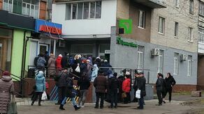 Kolejka do jednej z aptek w Łucku
