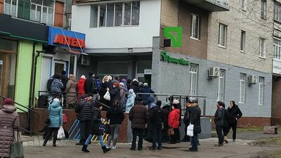 Kolejka do jednej z aptek w Łucku