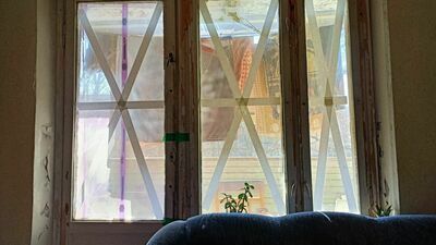 Popękane od wybuchów bomb okno w Charkowie