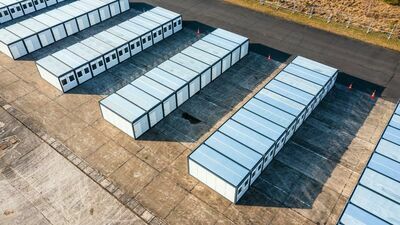 Kolejne kontenery dla żołnierzy na byłym lotnisku wojskowym 