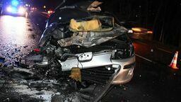 Rozpędzony peugeot wjechał wprost w tira