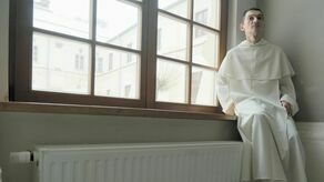 W niedzielę przed bazyliką dominikanów odbędzie się kwesta. Na zdjęciu o. Marcin Karwacki