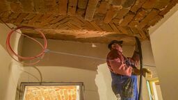 Ceglano–kamienne ściany oraz sklepienia w piwnicach będą zachowane 