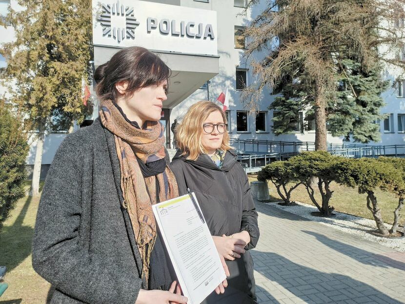 Posłanka Magdalena Biejat (z prawej) i Magdalena Długosz przed Komendą Miejską Policji w Lublinie