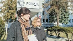 Posłanka Magdalena Biejat (z prawej) i Magdalena Długosz przed Komendą Miejską Policji w Lublinie
