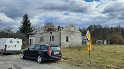 Jedna z dzisiejszych interwencji. Uszkodzony dach na budynku mieszkalnym w miejscowości Dębiny.