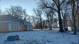 Sprawa dotyczy ponad 4-hektarowego parku wpisanego do rejestru zabytków jako zespół dworski przy al. Kraśnickiej. Nieruchomość jest prywatna, jej obecny właściciel odbudował zrujnowany budynek dworu, a cały teren ogrodził.