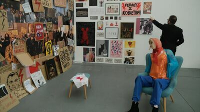 Do prezydenta trafiło m.in. stanowisko Zarządu Okręgu Lubelskiego Związku Artystów Plastyków. Czytamy w nim: „Działalność Galerii Labirynt jest jednostronna. Od dłuższego czasu przestała być miejscem prezentacji sztuki i stała się miejscem uprawiania polityki, a sama osoba obecnego Dyrektora wydaje się być głęboko zaangażowana politycznie i nie dopuszcza do głosu innych form wypowiedzi artystycznej poza prezentowaną przez niego samego.”