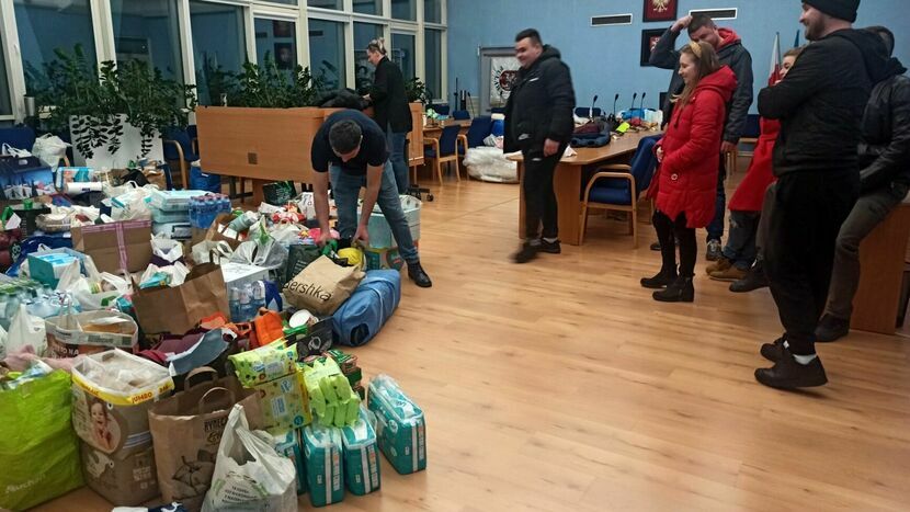 Wystarczyły niecałe dwa dni, żeby w sali konferencyjnej puławskiego Ratusza pojawiło się setki kilogramów darów dla potrzebujących na Ukrainie od mieszkańców Puław