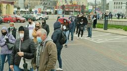 Kolejka na szczepienia przeciw COVID-19 w maju 2021 roku