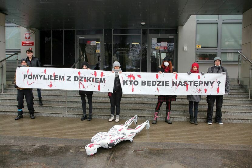 Lubelski Ruch Antyłowiecki przed sądem w Lublinie. Liczby na manekinie to lata gdy od kul myśliwych zginęli ludzie
