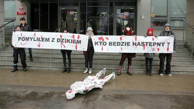 Lubelski Ruch Antyłowiecki przed sądem w Lublinie. Liczby na manekinie to lata gdy od kul myśliwych zginęli ludzie