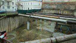 Inwestycja zatrzymała się na etapie wykopania i uzbrojenia ogromnego dołu