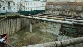 Inwestycja zatrzymała się na etapie wykopania i uzbrojenia ogromnego dołu