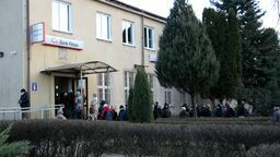 Kolejka przed puławskim oddziałem banku Pekao S.A. w piątkowe popołudnie