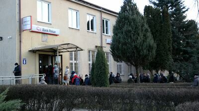 Kolejka przed puławskim oddziałem banku Pekao S.A. w piątkowe popołudnie
