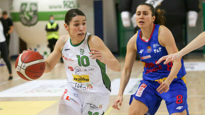 Aleksandra Stanacev (z piłką) powróciła do gry po kontuzji.