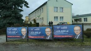 Za korzystanie z miejsca do powieszenia banerów na ogrodzeniu szkoły w Palikijach nikt nie zapłacił. Nie wiadomo, jak długo będą wisieć