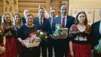 - Ponad 100 osób na spotkaniu Solidarnej Polski w Biłgoraju! – relacjonował w mediach społecznościowych poseł Janusz Kowalski, publikując zdjęcia z konferencji w budynku nadleśnictwa