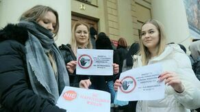 Protest uczniów VII Liceum Ogólnokształcącego w Lublinie przed ratuszem