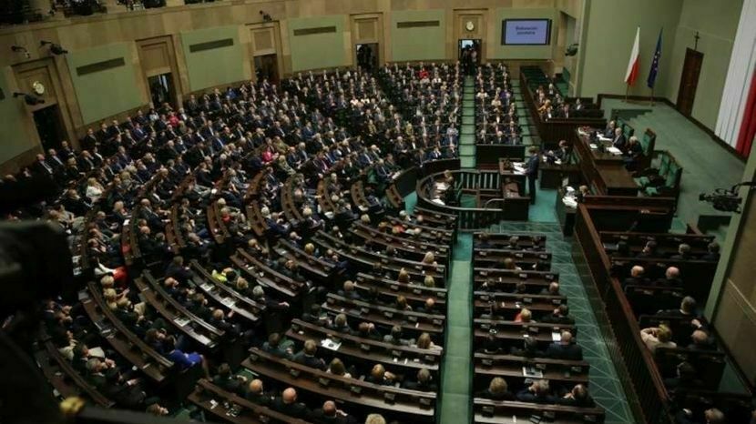 Kancelaria Sejmu opublikowała interpretację podatkową Krajowej Izby Skarbowej, w której wyjaśniono powody wypłaty zaliczek na podatek dochodowy od uposażeń poselskich i senatorskich.