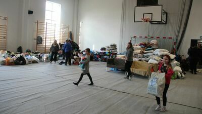 W sali gimnastycznej Niepublicznej Szkoły Podstawowej im. J. Korczaka zgromadzone są dary dla Ukraińców. Będą tu też mogli przenocować