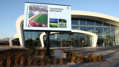 Nowy telebim od rana do wieczora reklamuje puławskie obiekty sportowe w miejscu, w którym prawie nie przechodniów