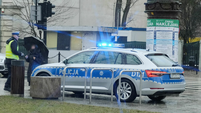 Jeden z radiowozów łapie właśnie łamiących przepisy przechodniów na ul. 3 Maja w Lublinie