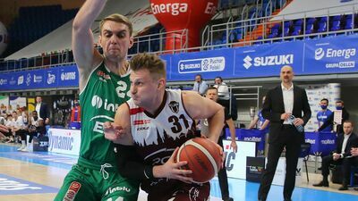 Przed rokiem turniej finałowy Suzuki Puchar Polski odbył się również w hali Globus. W finale Enea Zastal BC Zielona Góra pokonał PGE Spójnia Stargard. Jednym z uczestników tamtego spotkania był Mateusz Kostrzewski (z piłką). W tym sezonie ten gracz reprezentuje barwy Polskiego Cukru Pszczółka Start Lublin i w barwach tej ekipy będzie walczył o zwycięstwo m.in. w Pekao S.A. Konkursie Wsadów