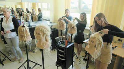 Kuratorium zwraca uwagę, że coraz więcej młodych ludzi wybiera kształcenie dające konkretny zawód. Na zdjęciu: zajęcia w Zespole Szkół w Piaskach 