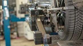 Tragedia w garażu. 20-latek zginął przygnieciony przez samochód