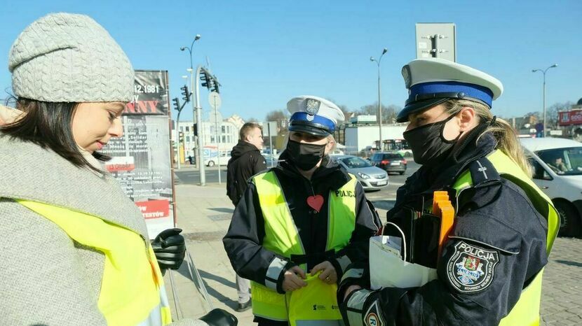 Podczas ostatniej akcji informacyjnej dla pieszych, w walentynki, policjanci z lubelskiej drogówki i pracownicy WORD Lublin rozdawali odblaski.