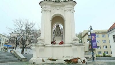 Kapliczka jest datowana na rok 1767, jej autorstwo jest przypisywane Pawłowi Antoniemu Fontanie. Zabytek jest w złym stanie, dolna część muru dosłownie się rozsypuje, a jeszcze gorzej jest z podziemną częścią