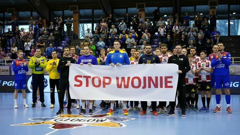 Tak jak przed wieloma wydarzeniami sportowymi w weekend, także drużyny Chrobrego i Azotów mówią zgodnie: „Stop wojnie”, w ramach solidarności z Ukrainą<br />
<br />
